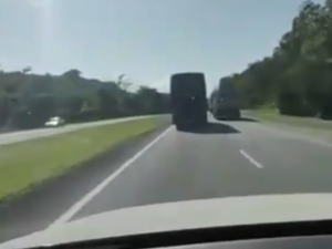 Ônibus de dupla sertaneja é filmado por motorista a mais de 130Km/h momentos antes do acidente