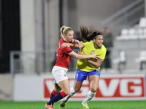 Seleção feminina perde para Noruega em penúltimo compromisso do ano