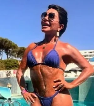 Gretchen exibe corpo sarado ao posar em dia de sol no sul de Portugal