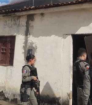 Mulher é resgatada por policiais militares após atear fogo na própria casa em Arapiraca