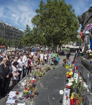 Franceses fazem homenagem às vítimas do atentado em Nice