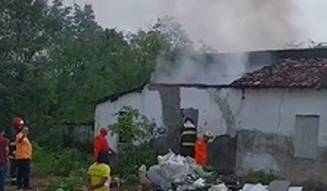 Incêndio atinge residência em Coruripe da Cal em Palmeira na manhã desta segunda (14)