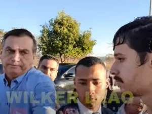 Bolsonaro é ofendido e tenta tomar celular de youtuber; após confusão, ambos conversaram