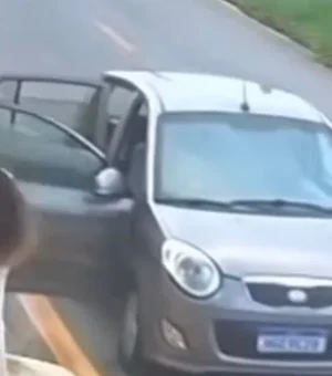 Homem pula pela janela de carro e salva crianças de acidente em MG