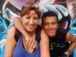 Adotado por francesa, jovem alagoano que chegou a morar na rua conta sua história