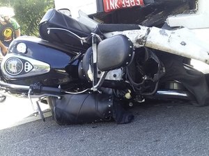 [Vídeo] Homem tem moto arrastada por 32 quilômetros e fica pendurado em cabine de carreta após acidente em SC