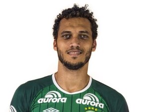 Zagueiro Neto é informado da morte de colegas; goleiro Follmann retornou