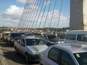 Ponte que divide Alagoas e Sergipe é interditada por moradores de assentamento