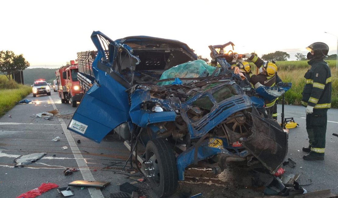 Homem morre após colisão entre carreta e caminhonete em Rio Largo