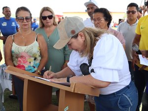 Prefeita assina ordens de serviços para construção e reformas em Porto Calvo