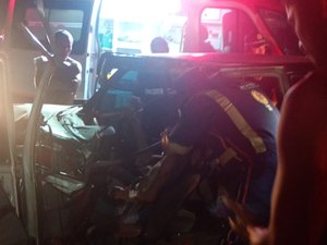 Colisão entre carro e carreta deixa homem preso às ferragens na AL-460 em Porto Calvo