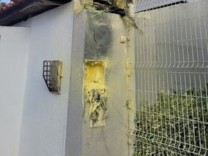 Contador de energia pega fogo em escola no bairro da Pitanguinha, em Maceió