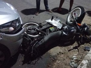 Colisão envolvendo uma moto e dois carros deixa mototaxista ferido em Arapiraca