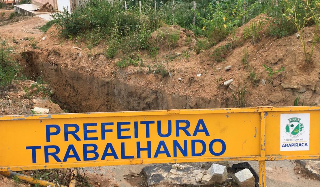 [Vídeo] Cratera aberta pela prefeitura de Arapiraca em rua esburacada causa diversos transtornos