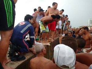 Imagens mostram socorro às vítimas da queda do Globocop no Recife