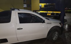 Carro abordado pelos agentes da PRF