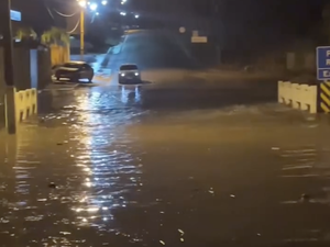 Chuva forte provoca alagamentos e transtornos em Olho d'Água das Flores, no Sertão de Alagoas