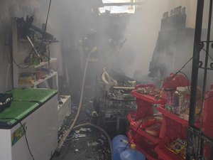 Incêndio destrói ponto comercial no bairro do Jaraguá