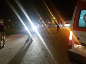 Colisão entre carro e motocicleta deixa uma pessoa ferida em Arapiraca