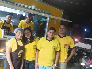 Após grande repercussão na internet, empreendedora entra em acordo e continua com Food Truck na Praça do Queijeiro
