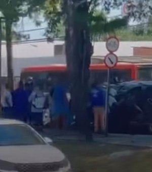 Carro tomba em acidente registrado na Avenida Fernandes Lima