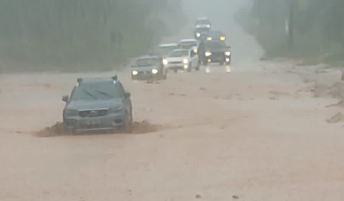 Chuvas causam alagamentos em Japaratinga