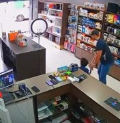 Adolescente perde controle de bicicleta e acaba dentro de loja em Porto Calvo