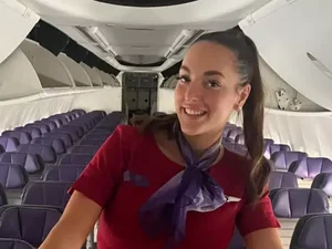 Ex-comissária de bordo precisou abandonar o trabalho por conta do tamanho do bumbum