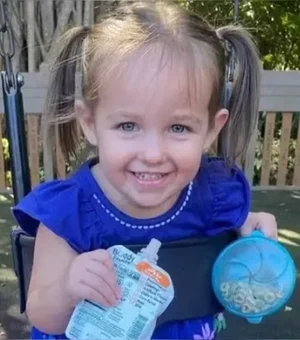 Menina de 3 anos morre após prender a cabeça em cozinha de brinquedo