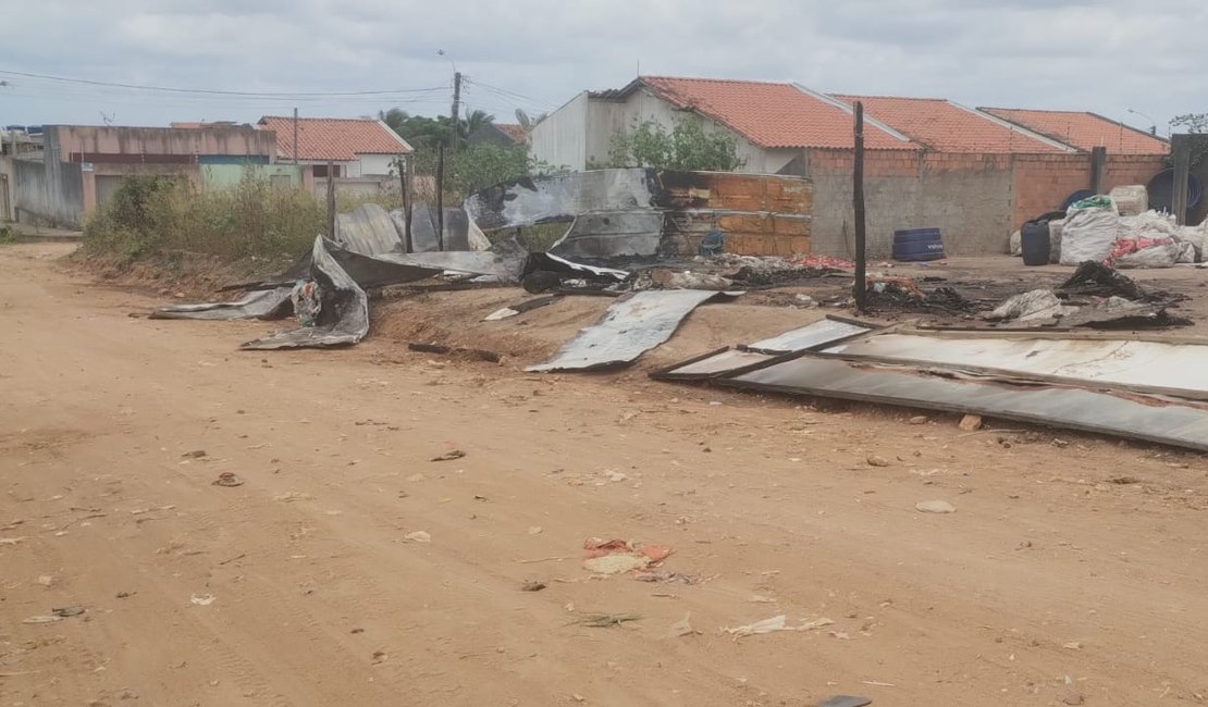 [Vídeo] Incêndio em depósito de reciclagem mobiliza Corpo de Bombeiros em Arapiraca