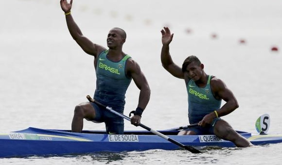 Brasil é medalha de prata na canoa dupla de 1000m com Isaquias e Erlon