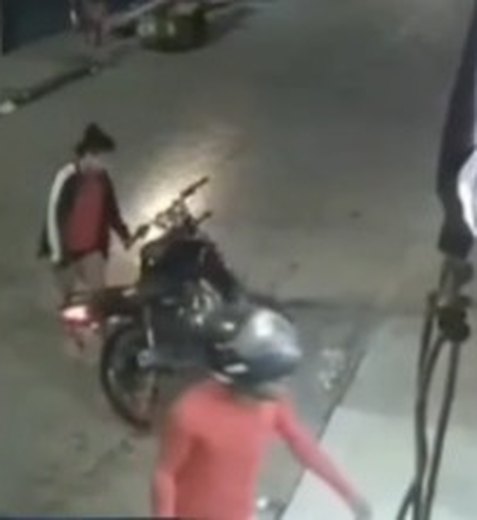 [Vídeo] Casal é preso após assaltar fármacia com moto roubada em Arapiraca; homem estava foragido