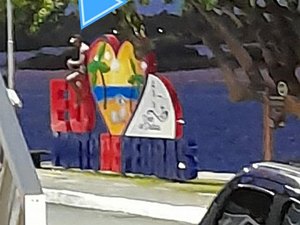 Turista sobe em letreiro de Porto de Pedras e revolta moradores