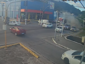 Câmera registra momento de engavetamento envolvendo caminhões e carros