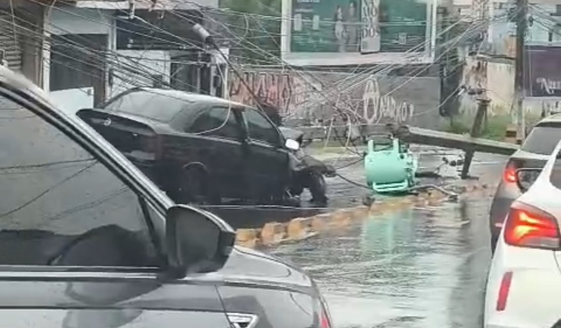 [Vídeo] Motorista colide contra poste na Leste-Oeste e deixa região sem energia elétrica