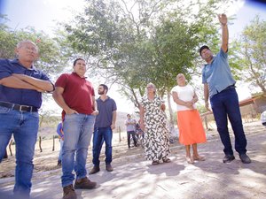 Prefeita Tia Júlia visita obras de manutenção na praça da comunidade Riacho Fundo
