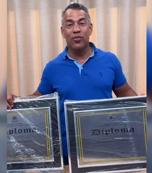 Afastado do mandato, Siderlane posta vídeo mostrando diplomas de vereador