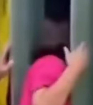 Michelle Bolsonaro discute com cidadãos em seção eleitoral de Brasília