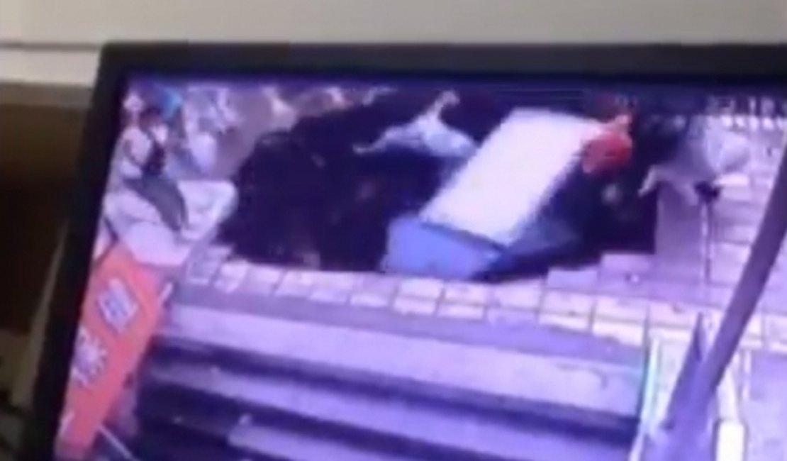 [VÍDEO] Cratera 'engole' cinco pessoas em ponto de ônibus na China