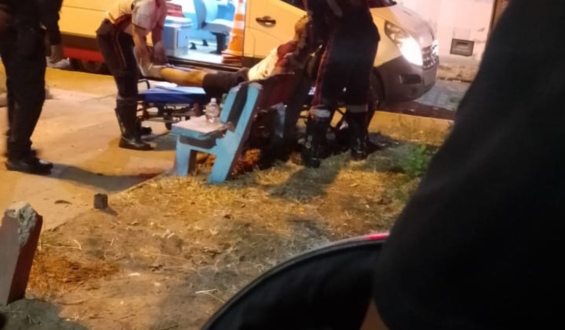 Homem é atacado a tiros em praça pública e socorrido com vida em Arapiraca