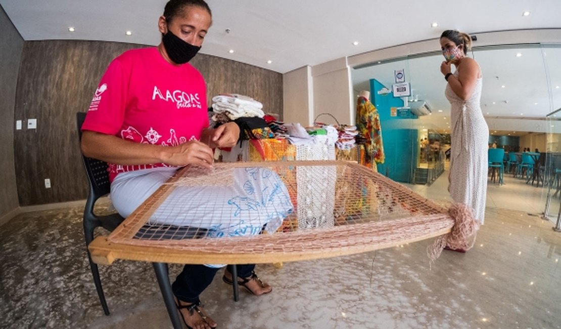 Artesãos do Pontal da Barra comercializam peças em hotéis de Maceió