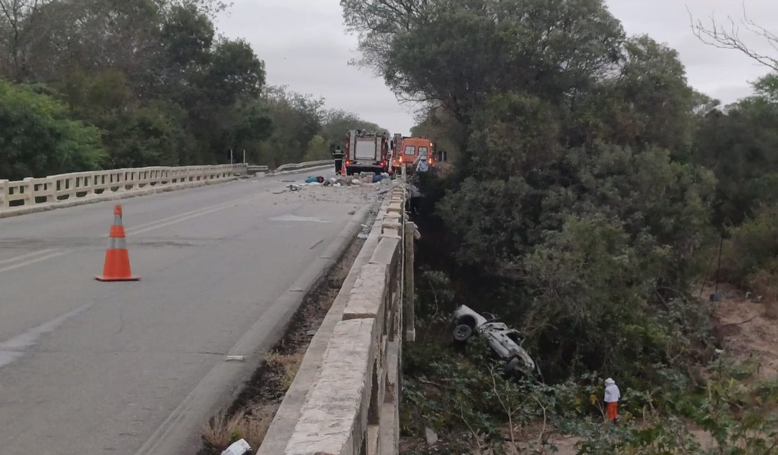 Três pessoas morrem e duas ficam feridas após veículo cair de ponte na BR-423, em Canapi