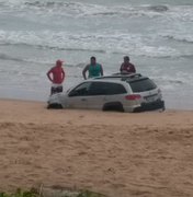 Carro é abandonado e tem itens furtados após atolar na praia da Sereia