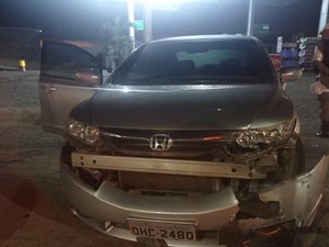 Carro sai da pista e atinge carro que saía de posto de combustíveis na AL-110