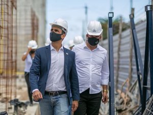 JHC destaca avanço da construção do Residencial Vilas do Mundaú, durante visita