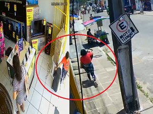 [Vídeo] Mulher furta caixa de som de loja no Centro de Coruripe e sai caminhando pela rua
