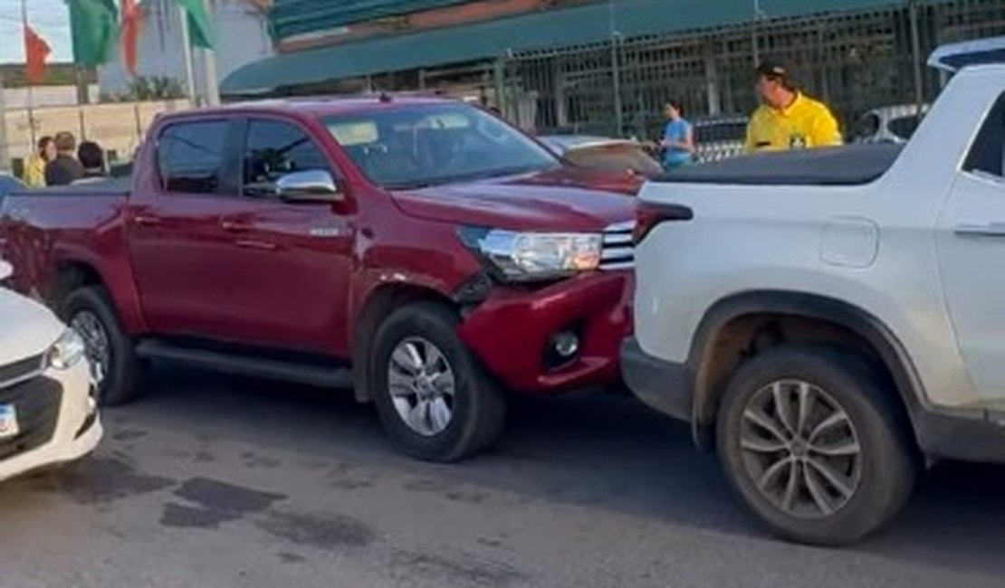 Engavetamento entre três veículos causa congestionamento em Arapiraca
