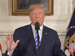 FBI encontra 8º pacote suspeito de bomba e Trump culpa a mídia por violência