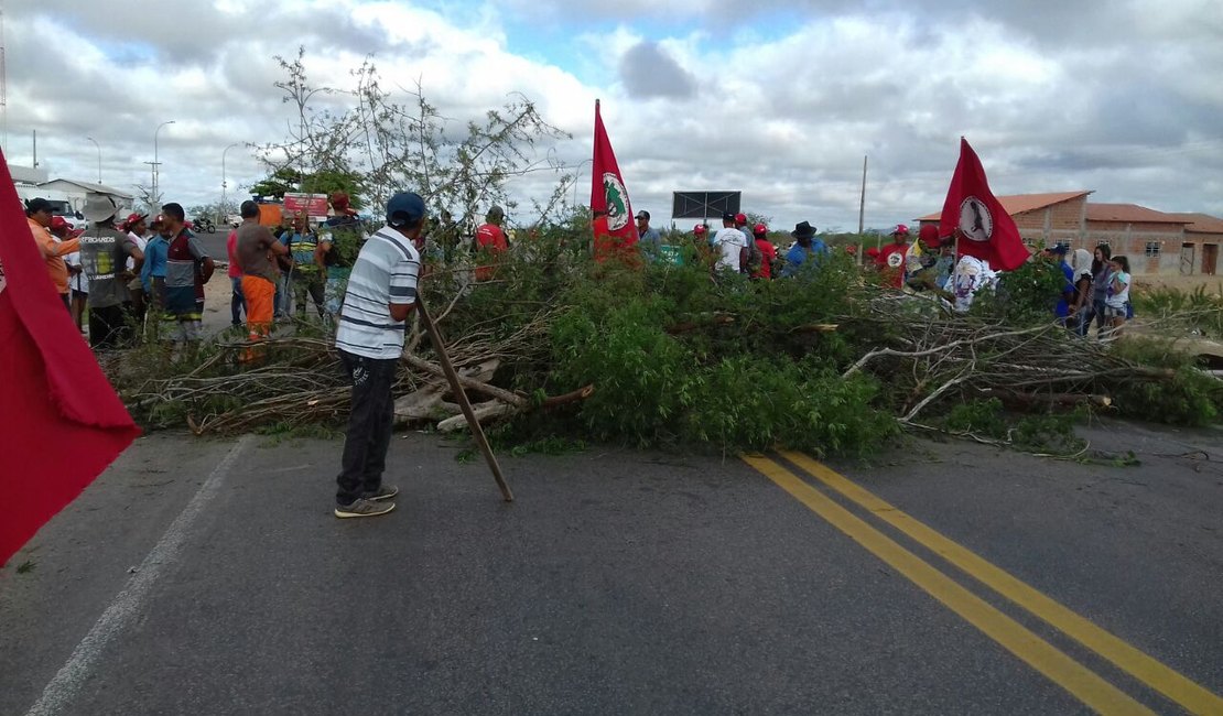 Rodovias são bloqueadas por manifestantes em Alagoas