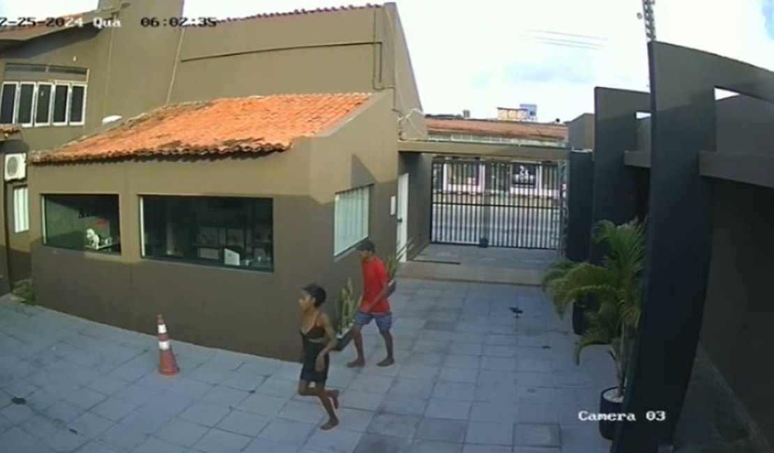 [Vídeo] Criminosos invadem e furtam distribuidora de pneus no Pinheiro, em Maceió